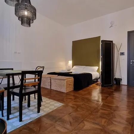 Dada Aparthotel *