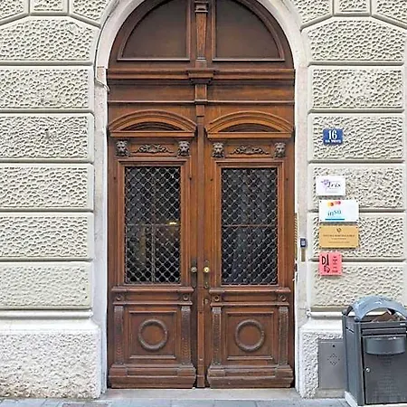 Dada Aparthotel 4*